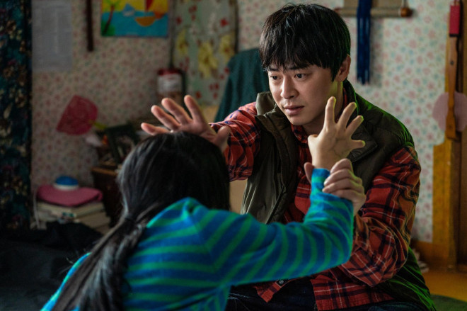 曹政奭新片《变成僵尸的女儿》预告：驯兽师与僵尸共存 -2