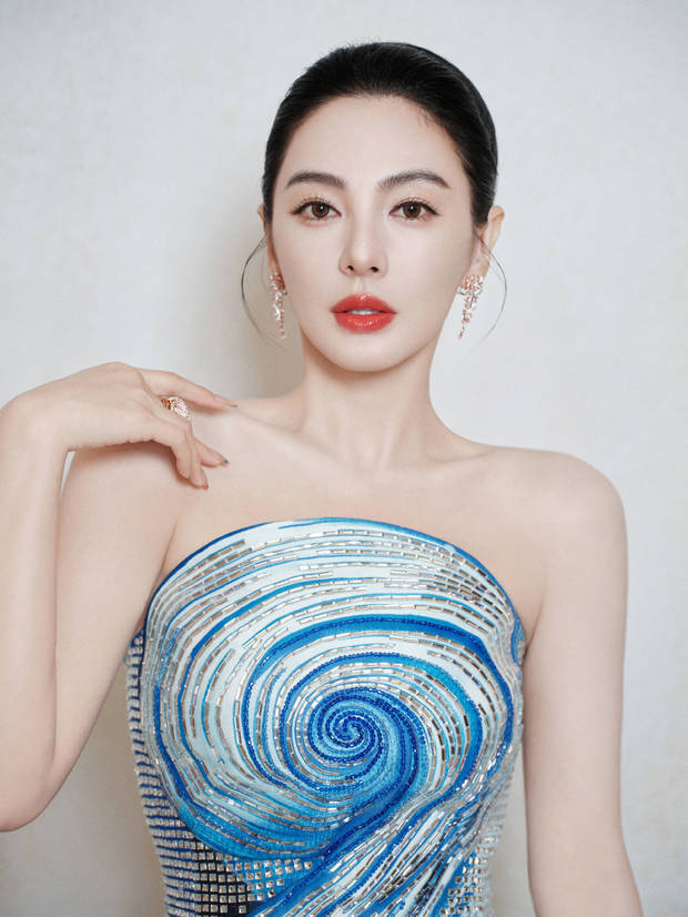 张雨绮蓝闪礼裙如海洋公主，端庄大气光彩照人 -4