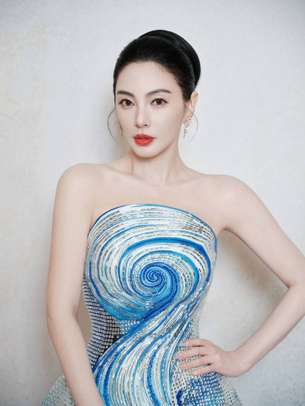 张雨绮蓝闪礼裙如海洋公主，端庄大气光彩照人 -2