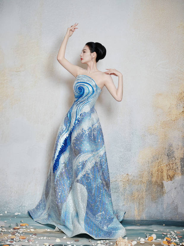 张雨绮蓝闪礼裙如海洋公主，端庄大气光彩照人 -3