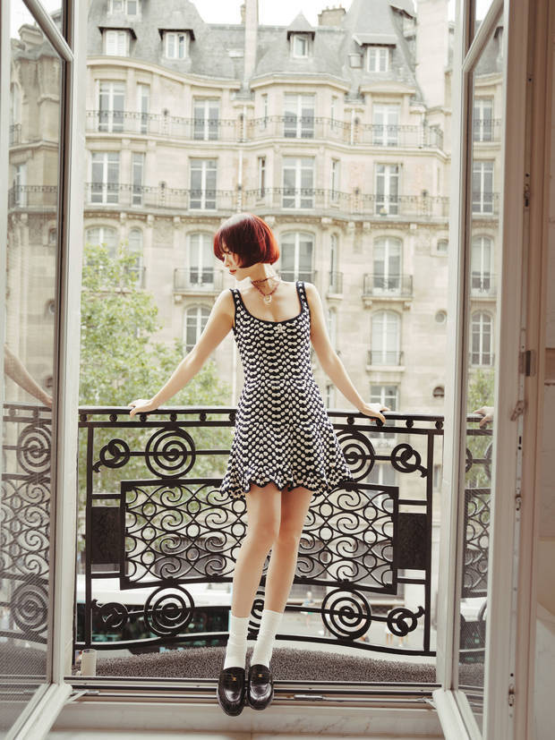 红发李庚希惊艳亮相，吊带裙彰显轻熟风采 -3