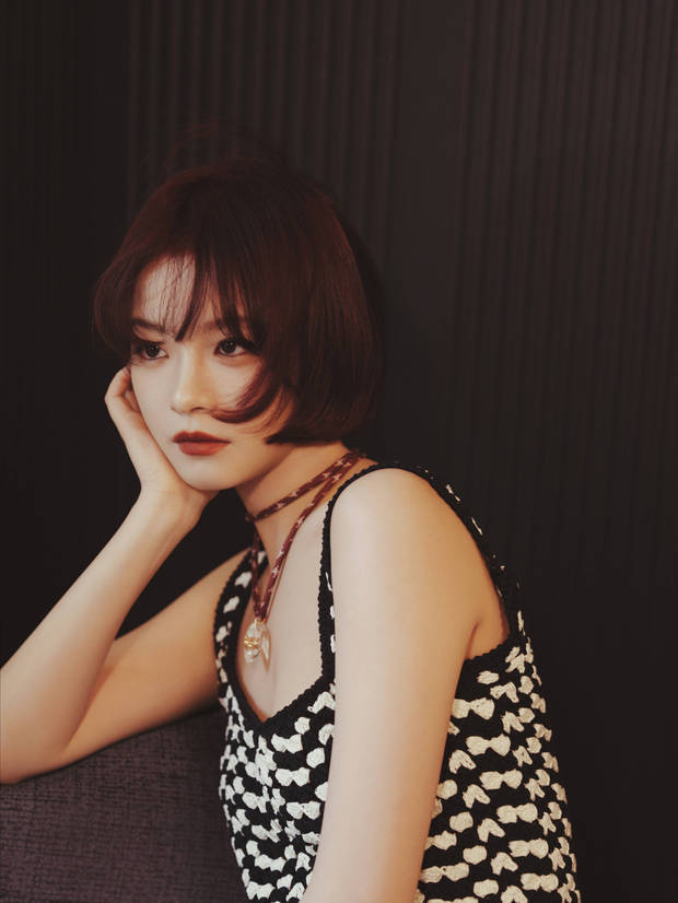 红发李庚希惊艳亮相，吊带裙彰显轻熟风采 -2