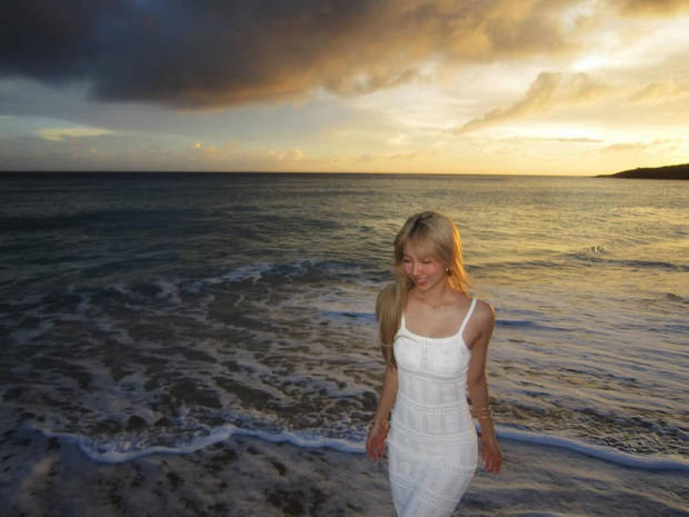 小S女儿Elly金发海边美照 心情好喂卡皮巴拉 -1