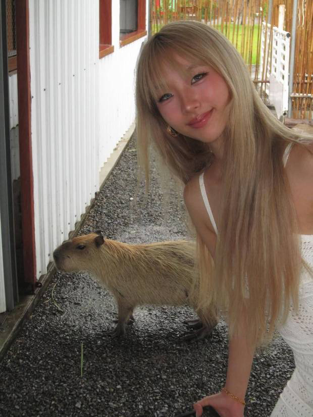 小S女儿Elly金发海边美照 心情好喂卡皮巴拉 -2