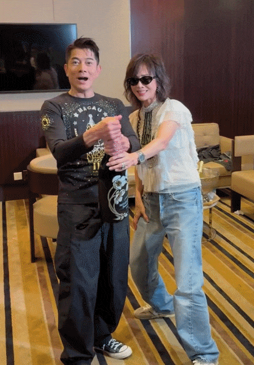 刘嘉玲与郭富城后台香槟庆功，笑容洋溢 -1