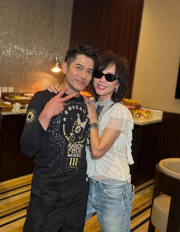 刘嘉玲与郭富城后台香槟庆功，笑容洋溢 -1