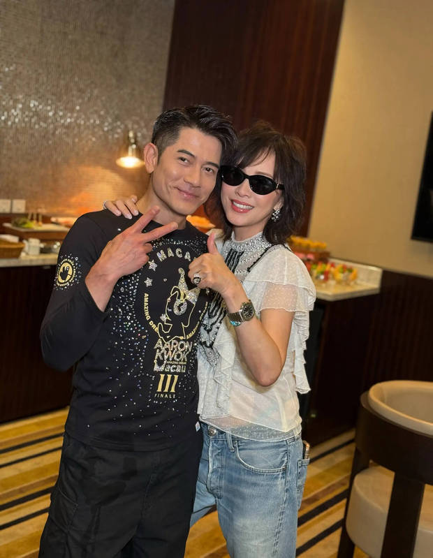 刘嘉玲与郭富城后台香槟庆功，笑容洋溢 -2