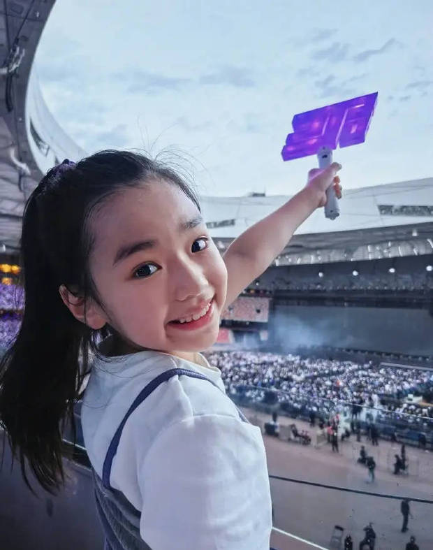 董璇带女儿追林俊杰，小酒窝灯牌甜笑亮相 -2