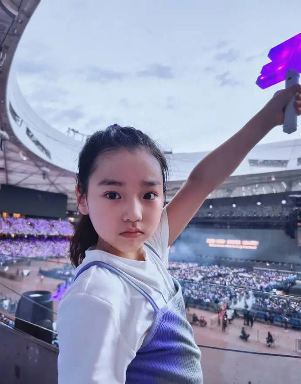 董璇带女儿追林俊杰，小酒窝灯牌甜笑亮相 -1