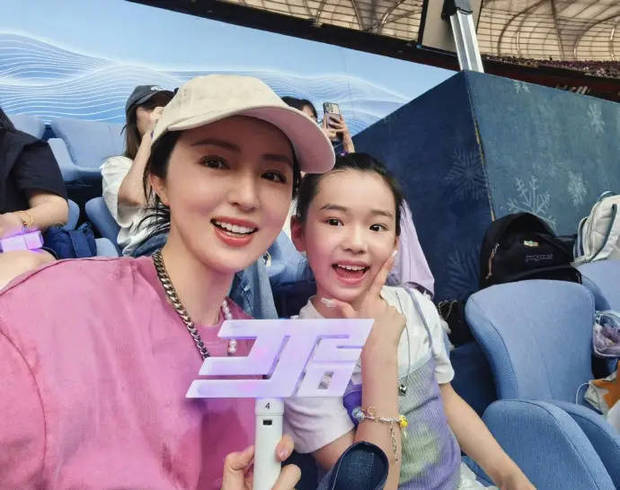 董璇带女儿追林俊杰，小酒窝灯牌甜笑亮相 -4