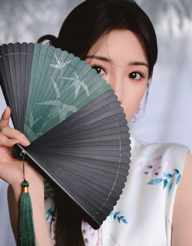 毛晓彤：无袖中式上衣搭紫缎半裙，东方古韵惊艳 -1