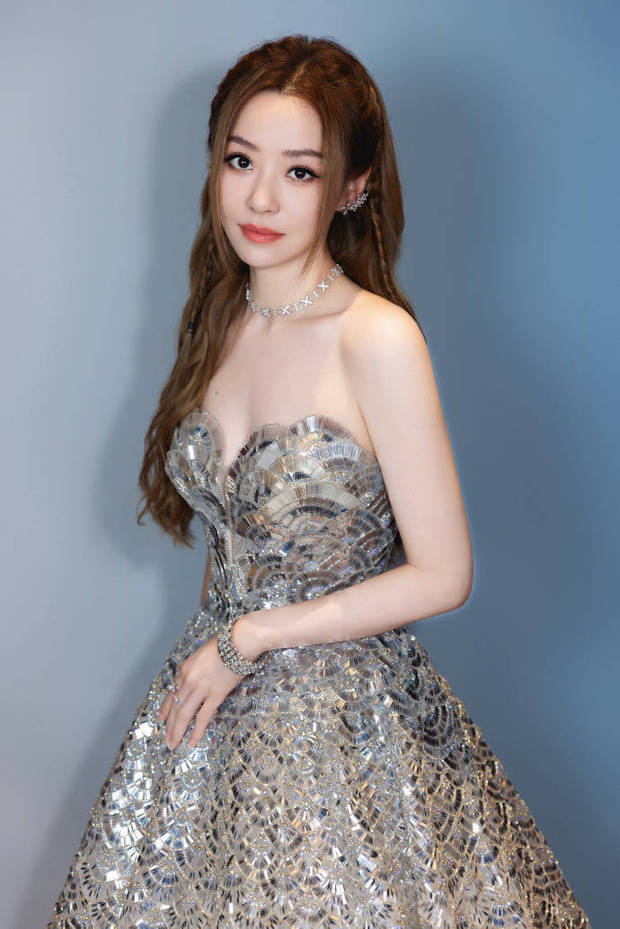 张靓颖穿抹胸亮片裙亮相:华丽优雅,巨星风范尽显 -2 张靓颖穿抹胸亮片裙亮相:华丽优雅,巨星风范尽显 -2