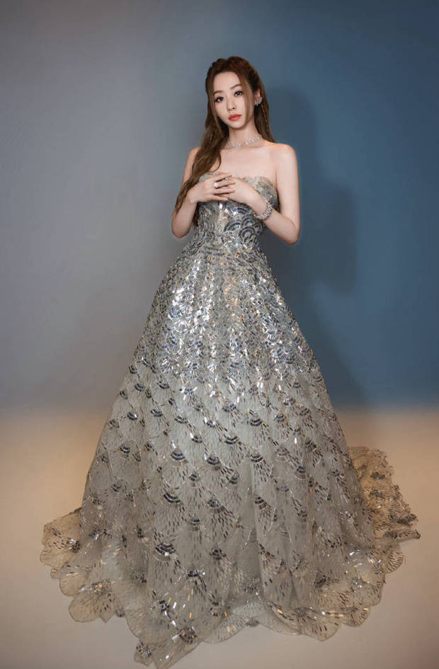 张靓颖穿抹胸亮片裙亮相:华丽优雅,巨星风范尽显 -1 张靓颖穿抹胸亮片裙亮相:华丽优雅,巨星风范尽显 -1