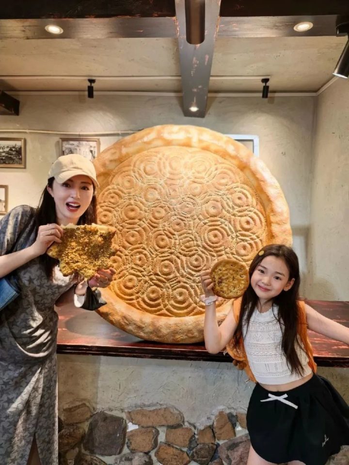 佟丽娅舞剧首演大获成功,董璇母女温情支持 -1 佟丽娅舞剧首演大获成功,董璇母女温情支持 -1