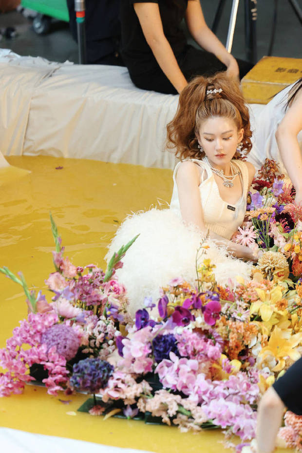 赵露思穿抹胸裙展身姿,棕红短发显飒爽 -2 赵露思穿抹胸裙展身姿,棕红短发显飒爽 -2