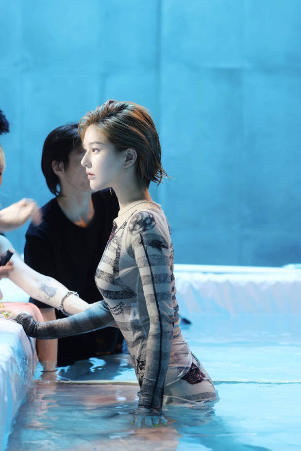 赵露思穿抹胸裙展身姿,棕红短发显飒爽 -3 赵露思穿抹胸裙展身姿,棕红短发显飒爽 -3