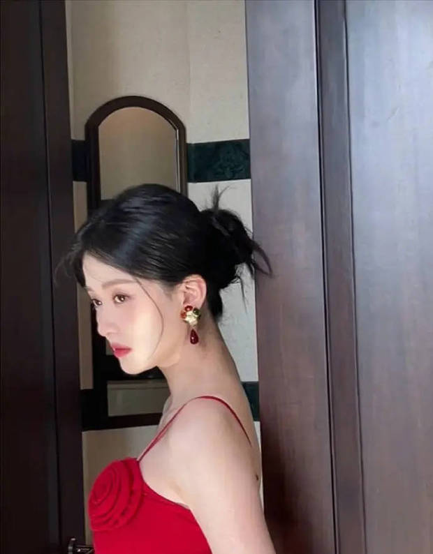 乔欣红裙深V亮相,身姿婀娜如玫瑰绽放 -1 乔欣红裙深V亮相,身姿婀娜如玫瑰绽放 -1