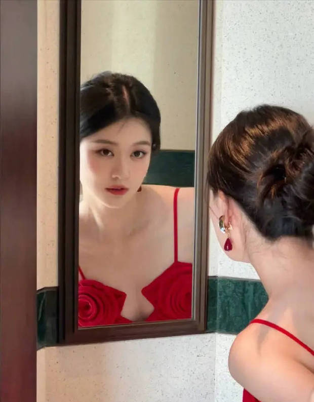 乔欣红裙深V亮相,身姿婀娜如玫瑰绽放 -2 乔欣红裙深V亮相,身姿婀娜如玫瑰绽放 -2