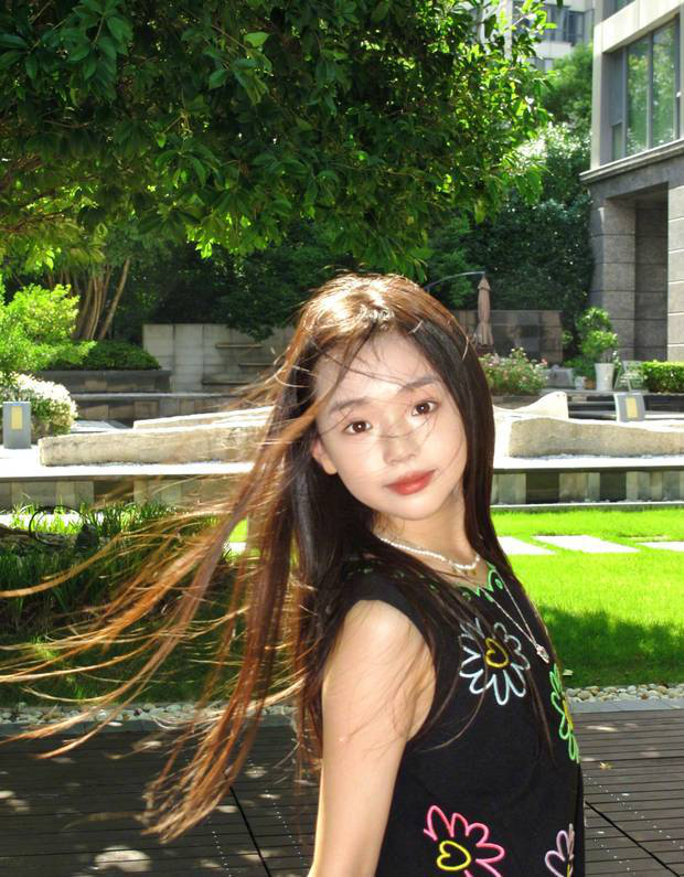 董璇携小酒窝沐言 9岁萌娃活泼可爱照 -3