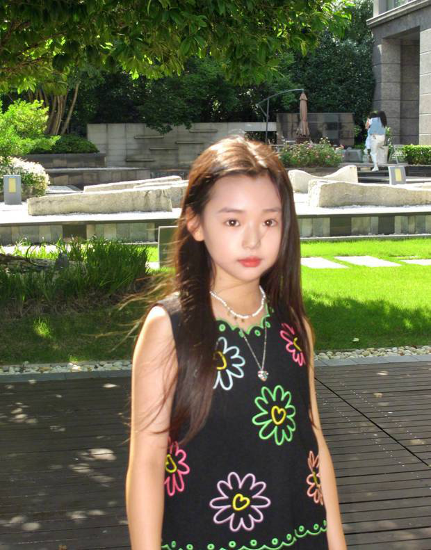 董璇携小酒窝沐言 9岁萌娃活泼可爱照 -2