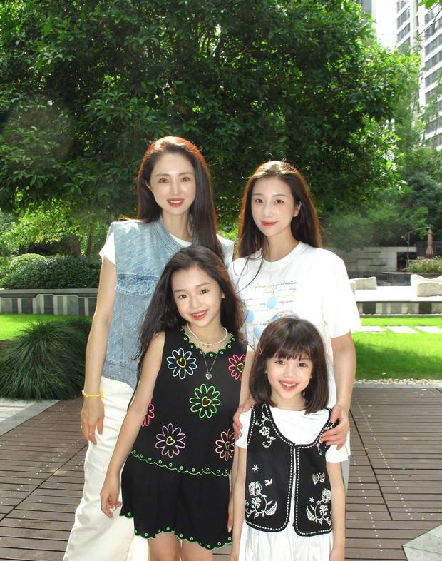 董璇携小酒窝沐言 9岁萌娃活泼可爱照 -1