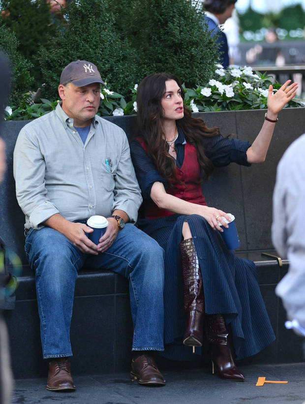 安妮·海瑟薇:酒红马甲长裙搭配,复古时尚显气质 -2 安妮·海瑟薇:酒红马甲长裙搭配,复古时尚显气质 -2