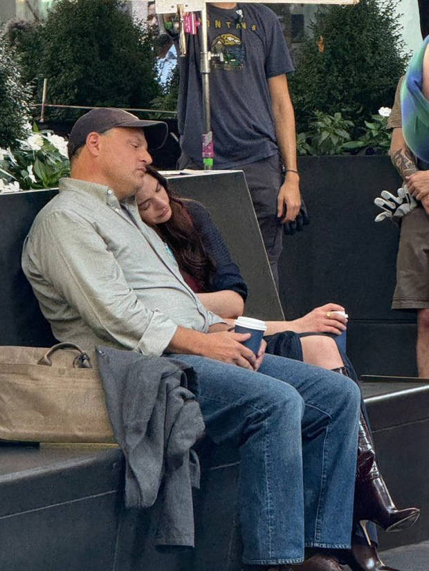 安妮·海瑟薇:酒红马甲长裙搭配,复古时尚显气质 -3 安妮·海瑟薇:酒红马甲长裙搭配,复古时尚显气质 -3