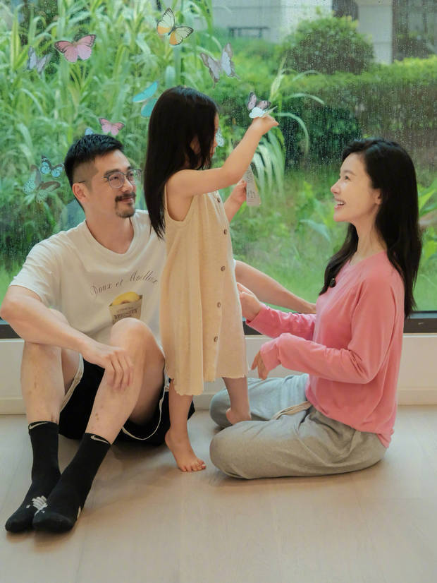 杨子姗分享家庭乐：《捕风追蝶》女儿背影萌翻天 -2
