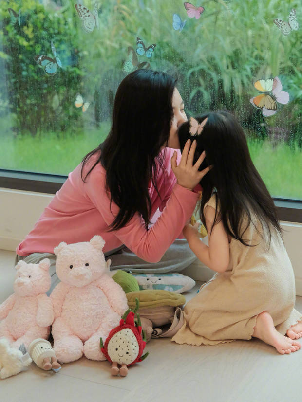 杨子姗分享家庭乐：《捕风追蝶》女儿背影萌翻天 -3