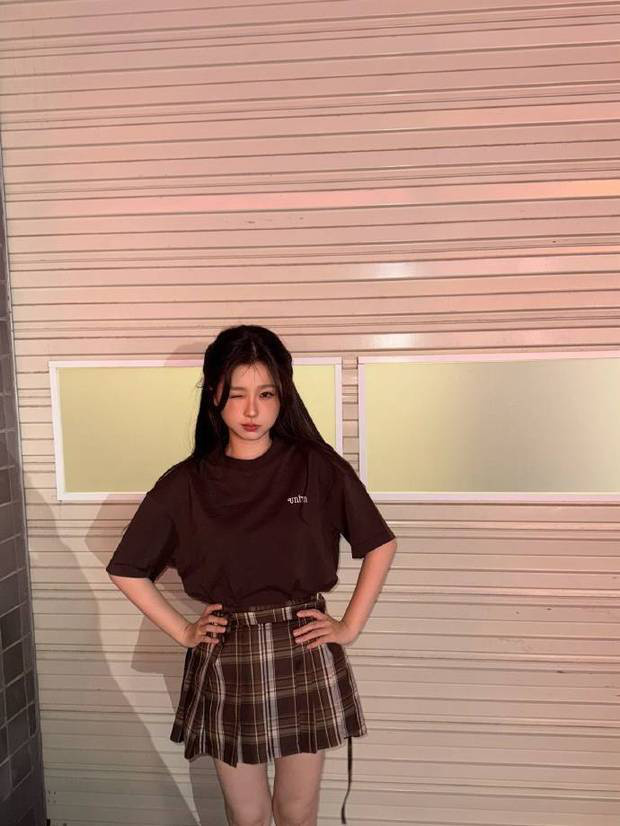 虞书欣制服少女感十足，嘟嘴晒伤妆萌态十足 -2