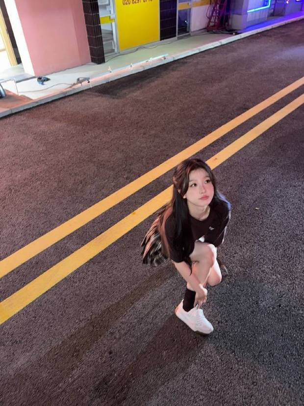 虞书欣制服少女感十足，嘟嘴晒伤妆萌态十足 -3