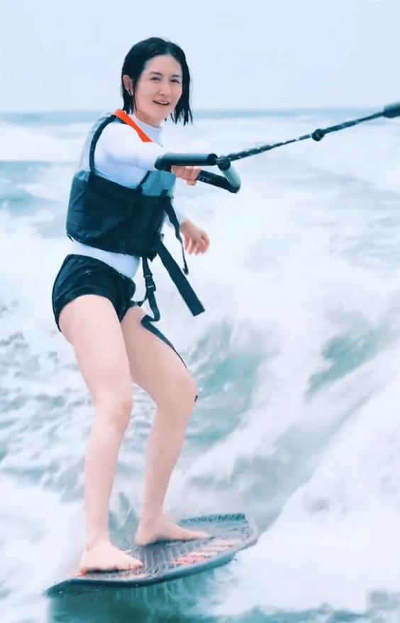 谢娜冲浪照:自在互动,活力四射 -2 谢娜冲浪照:自在互动,活力四射 -2