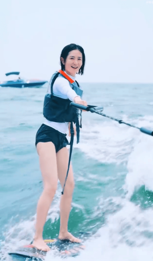 谢娜冲浪照:自在互动,活力四射 -3 谢娜冲浪照:自在互动,活力四射 -3