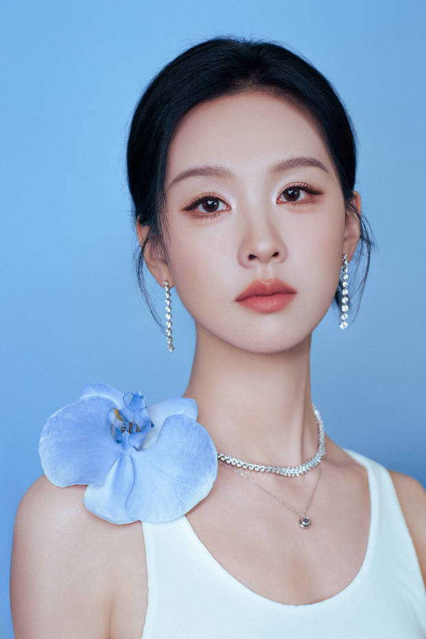 陈都灵白裙显气质，曼妙曲线尽展清冷美 -3