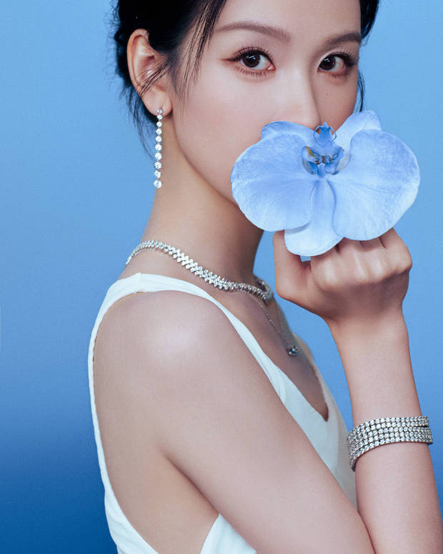 陈都灵白裙显气质，曼妙曲线尽展清冷美 -2