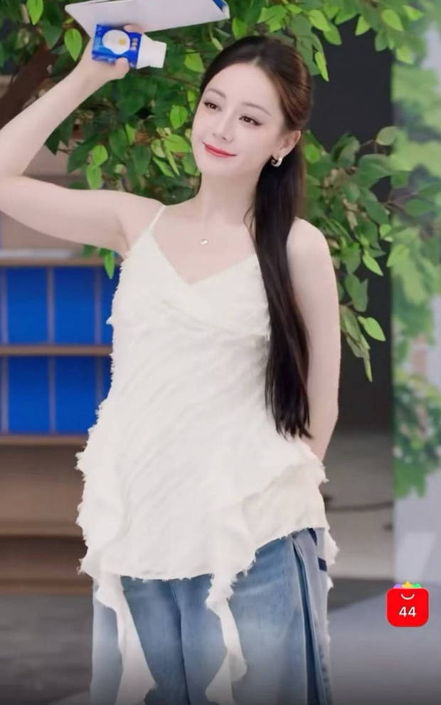 迪丽热巴：白吊带牛仔裤，展现黑长直女神魅力 -3