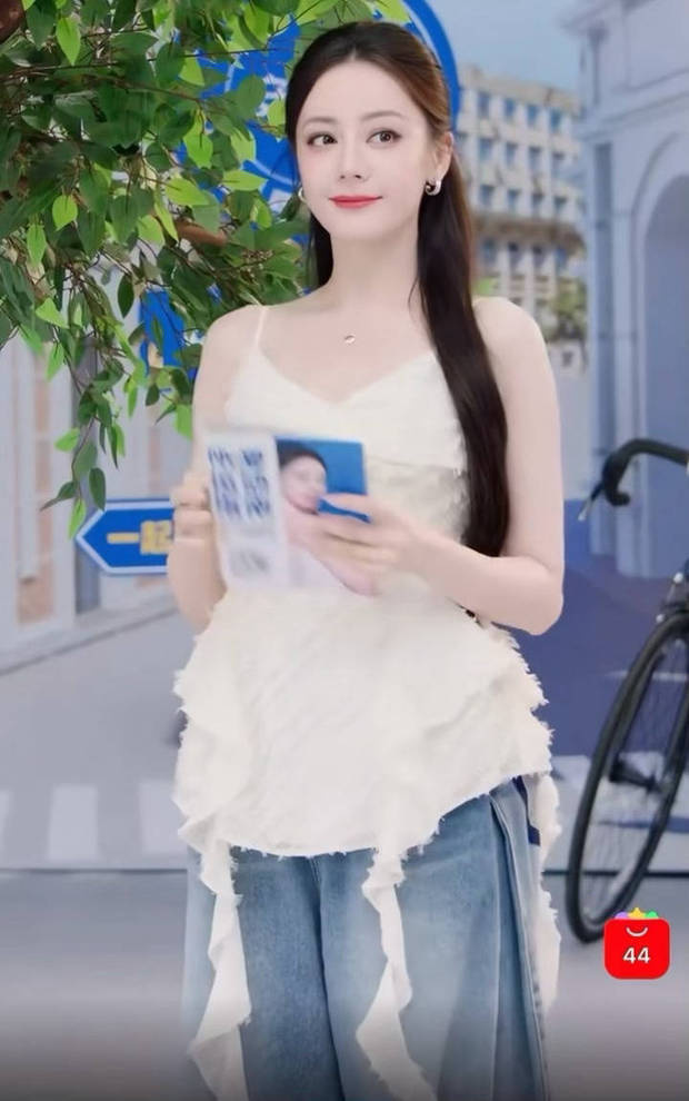 迪丽热巴：白吊带牛仔裤，展现黑长直女神魅力 -2