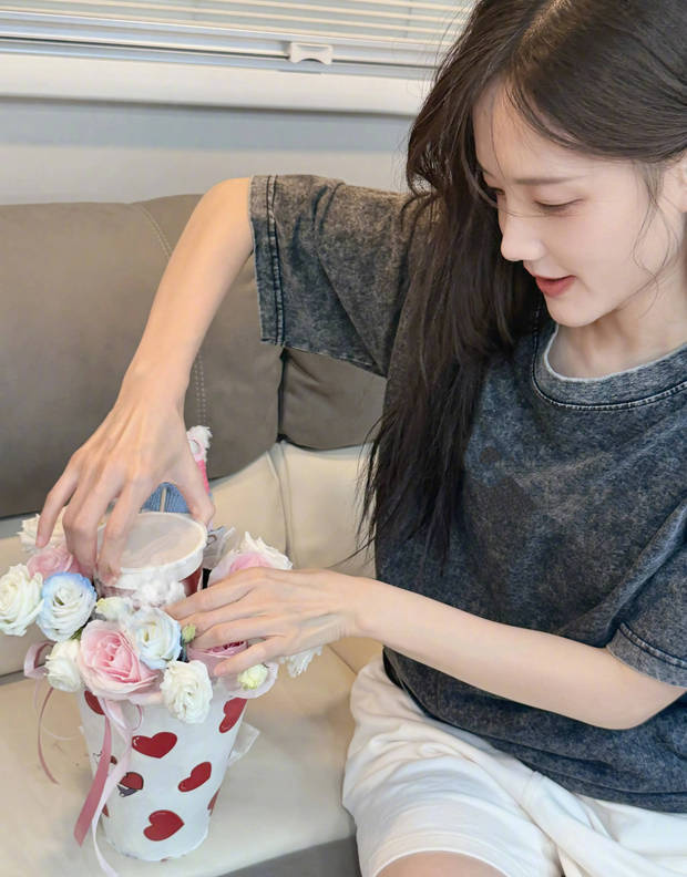 李一桐手作“奶茶花” 笑容可掬 -1