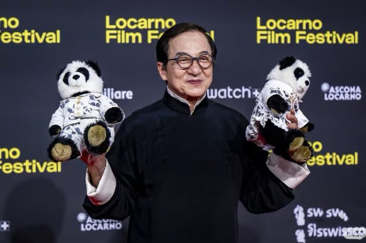 成龙荣获“终身成就金豹奖” -1