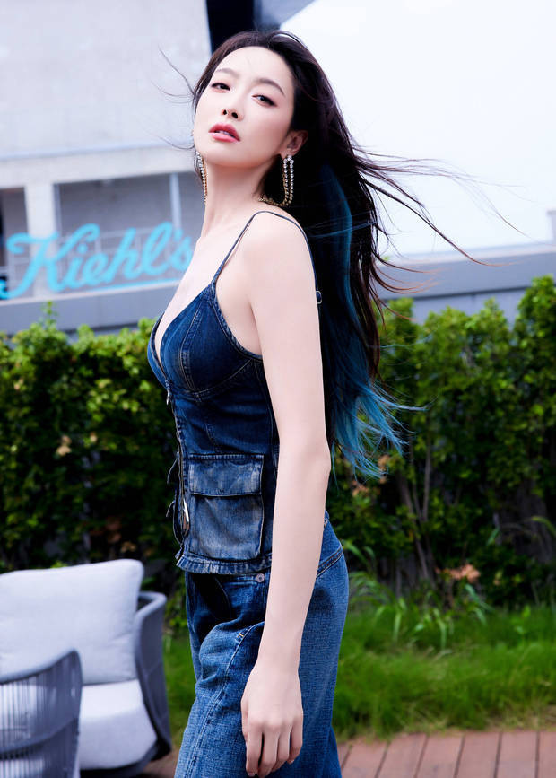 宋茜牛仔吊带装：性感与慵懒并存 -3