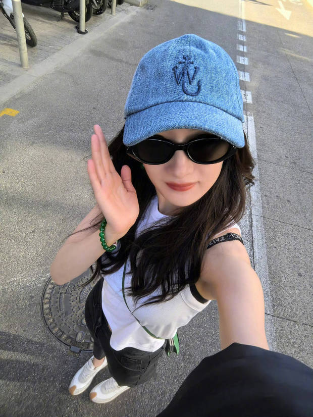 杨幂“比耶”自拍，灵动迷人 -3