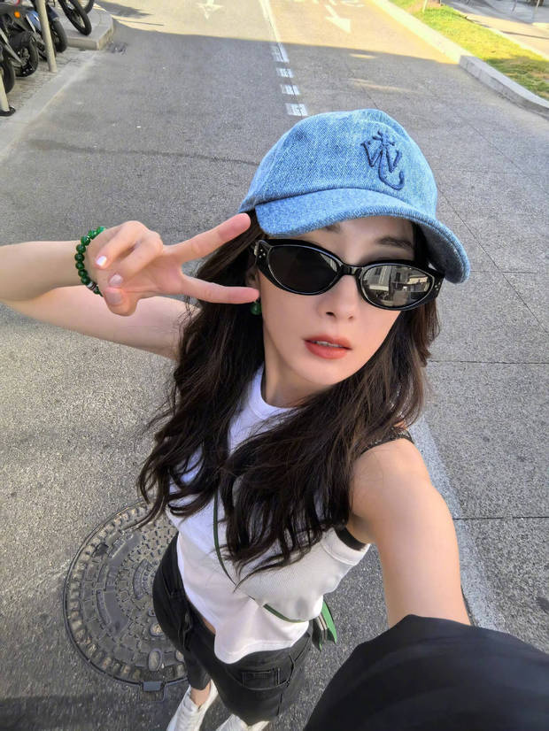 杨幂“比耶”自拍，灵动迷人 -2