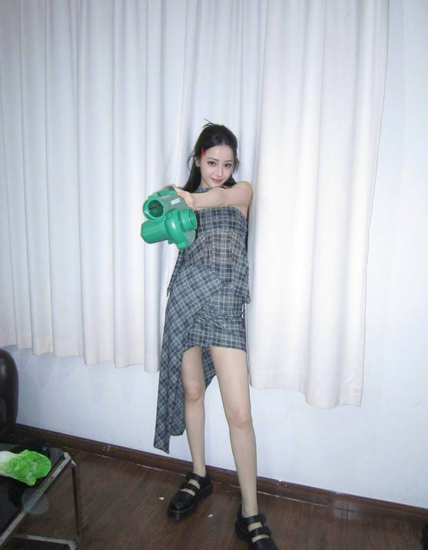 迪丽热巴：甜酷并存，美帅双全 -3