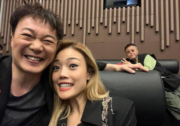 陈奕迅晒与杨千嬅、容祖儿等亲密合照，心情超好 -2