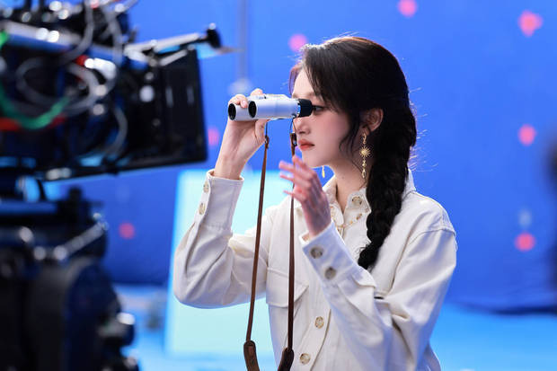关晓彤麻花辫造型，洋溢青春少女气息 -2