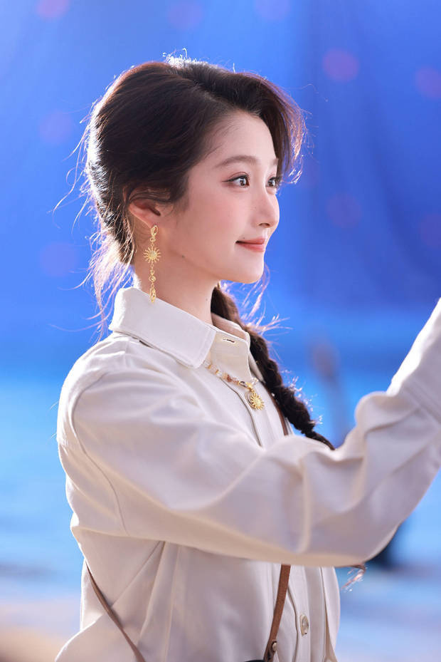 关晓彤麻花辫造型，洋溢青春少女气息 -1