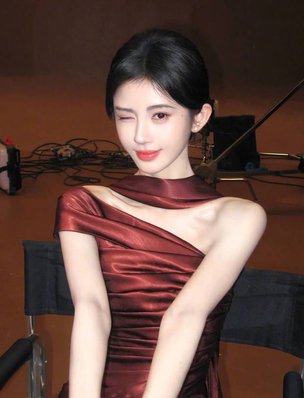 鞠婧祎《抹胸长裙》演绎贵气与优雅 -2