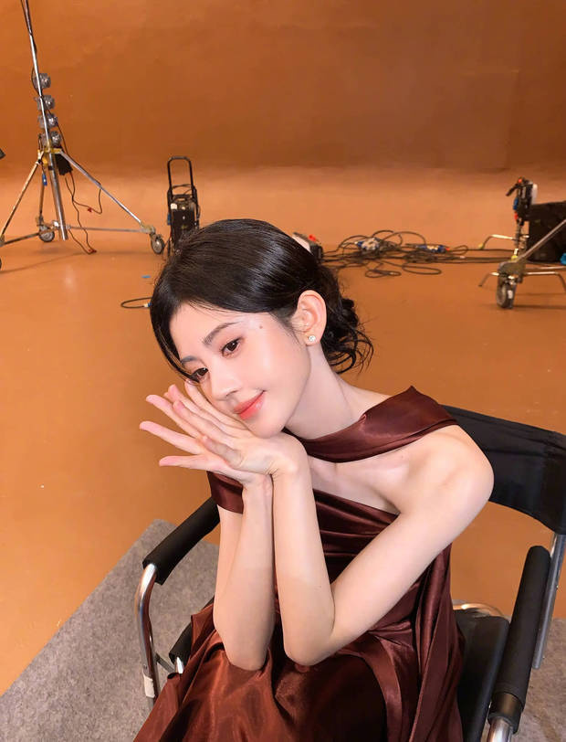 鞠婧祎《抹胸长裙》演绎贵气与优雅 -1