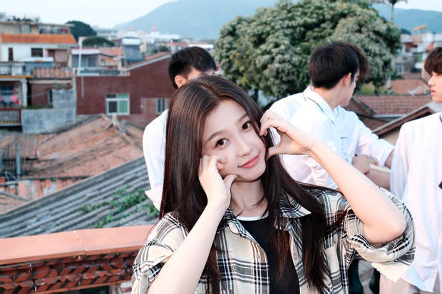 虞书欣变身《明艳学姐》气质超群 -2