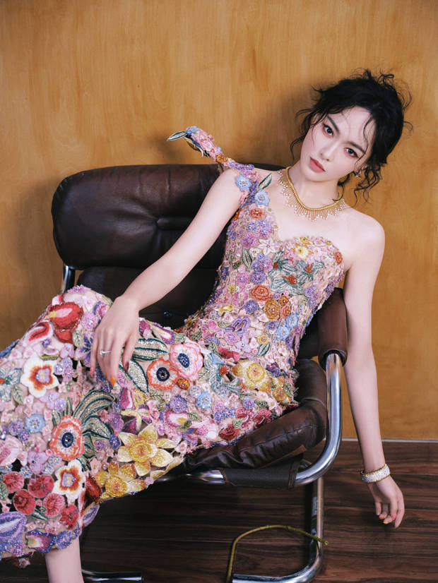 唐嫣“盘发”展现阳光明媚风采 -1